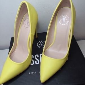 Pointed toe neon yellow pumps